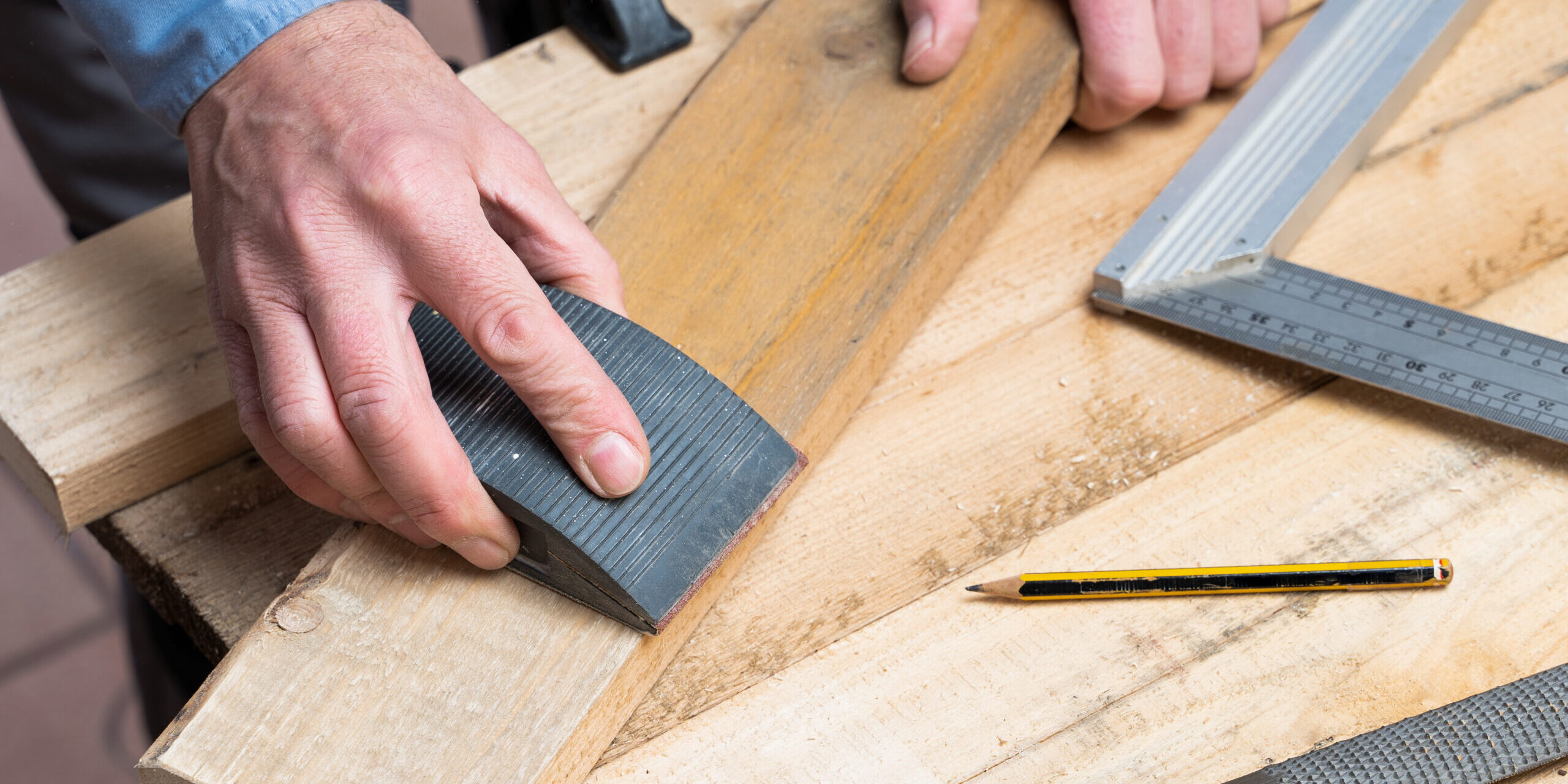 Carpintero especializado en parquet en Valencia-manos