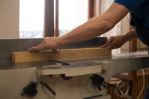 carpintería para puertas interiores en Valencia-mano