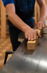 Carpintería para puertas interiores en Valencia - manos