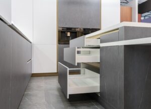 Cajones extraíbles con sistema de organización interior en una cocina moderna, de diseño personalizado de cocinas en Valencia orientado a funcionalidad y orden