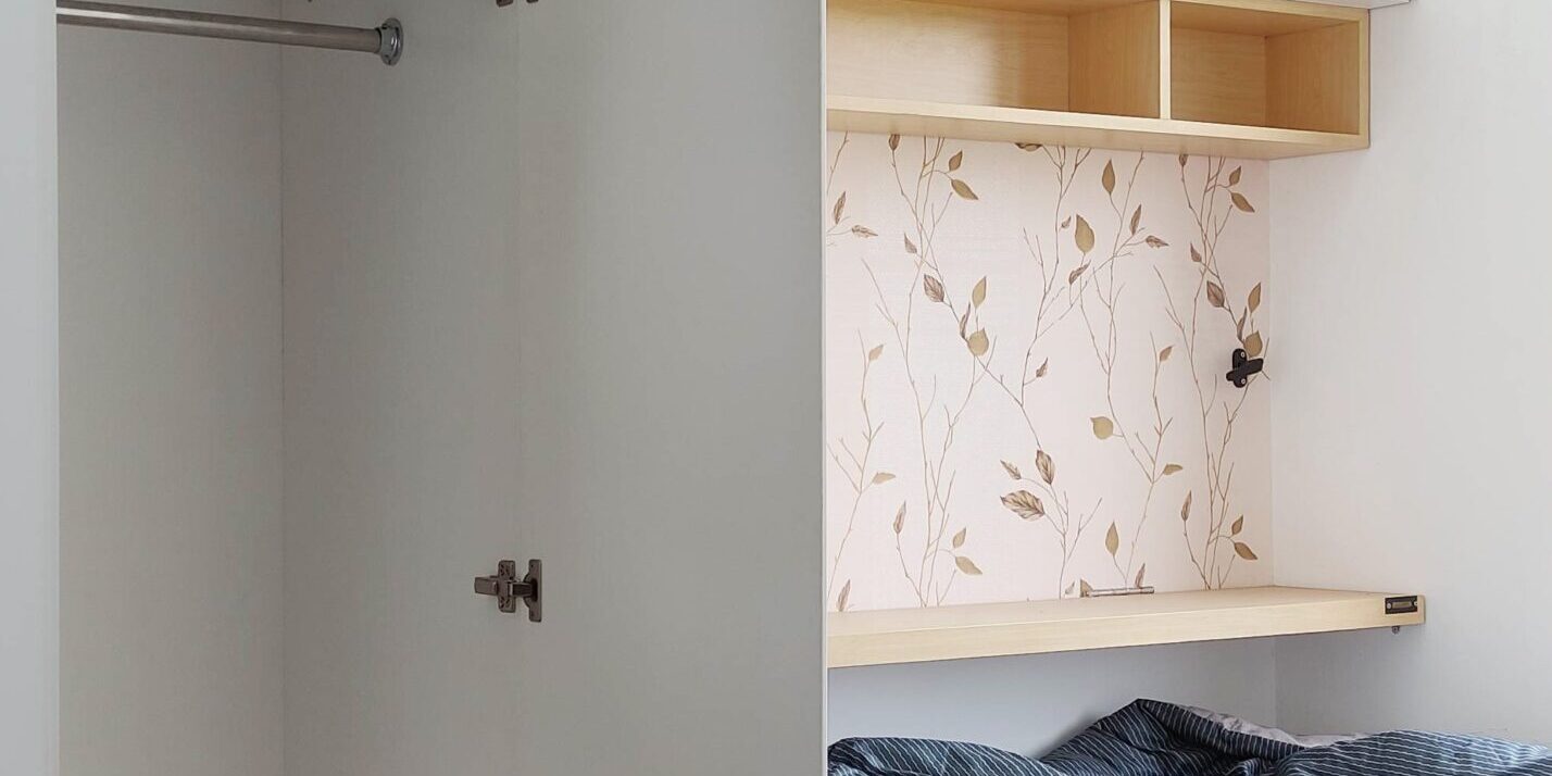 Armario y almacenaje integrados en dormitorio, ejemplo de fabricación de mobiliario a medida en Valencia para optimizar el espacio. Armario y almacenaje integrados en dormitorio, ejemplo de fabricación de mobiliario a medida en Valencia para optimizar el espacio.