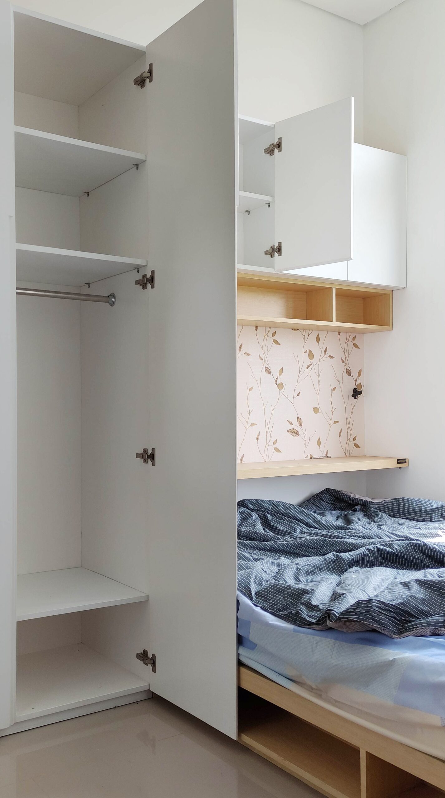 Armario y almacenaje integrados en dormitorio, ejemplo de fabricación de mobiliario a medida en Valencia para optimizar el espacio.