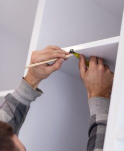 Medición para la instalación de armario en un proyecto de fabricación de mobiliario a medida en Valencia.